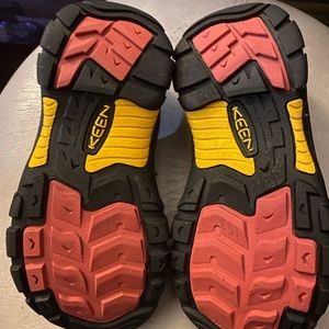 (MINT) KEEN LITTLE KIDS HIKING/TRAIL SHOE 3 WATERPROOF BLACK/RED (MINT CONDITION